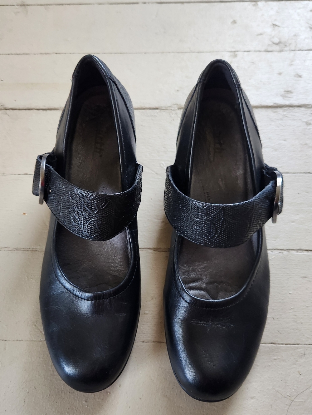 Classic Earth Mary Jane heels in black leather.Designed for comfort wit